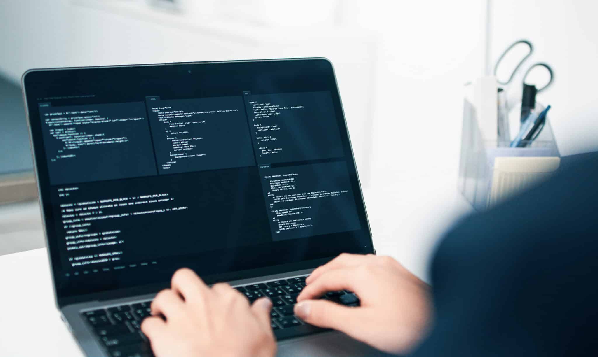 It-udvikler ved computer