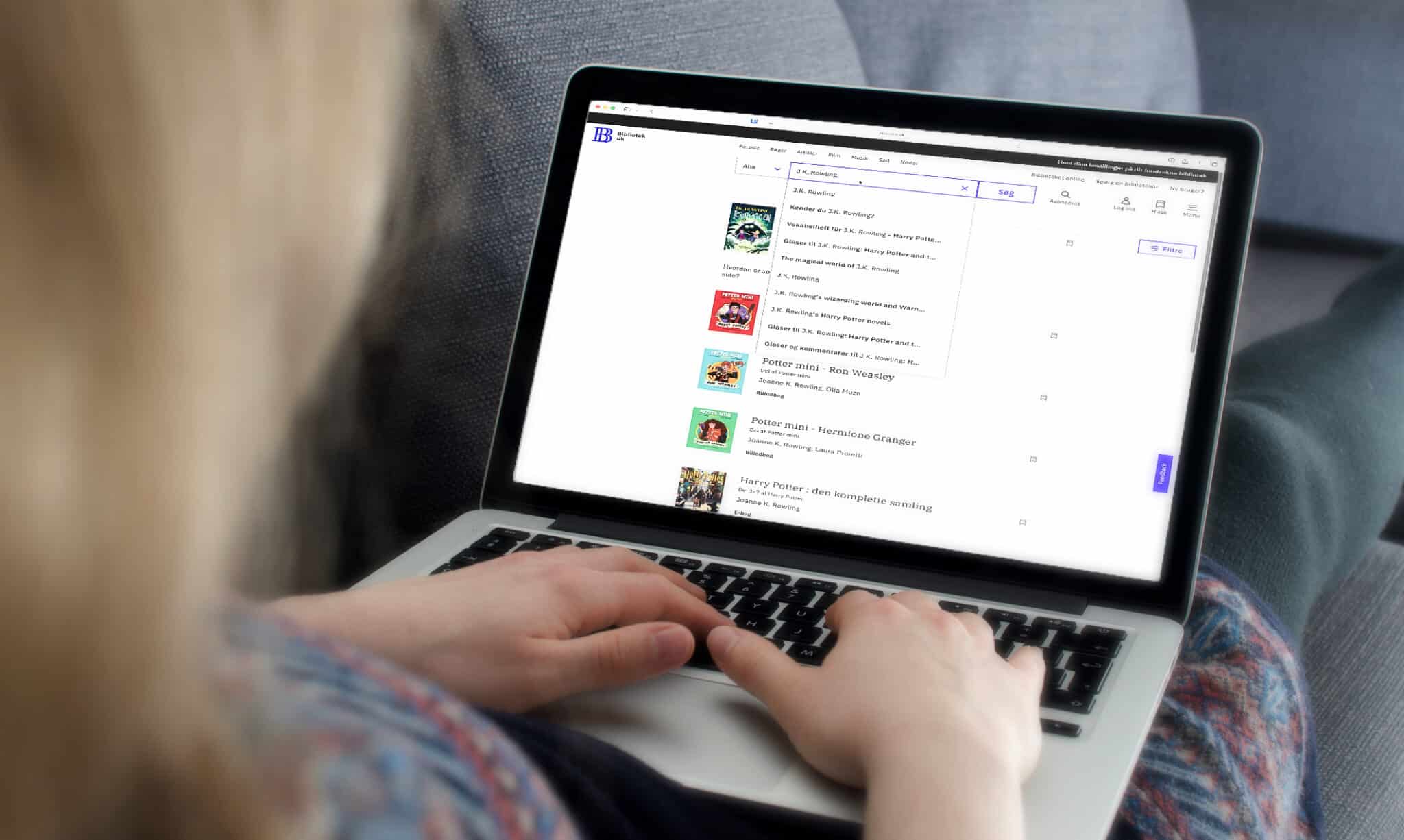 Person på bærbar kigger på Bibliotek.dk