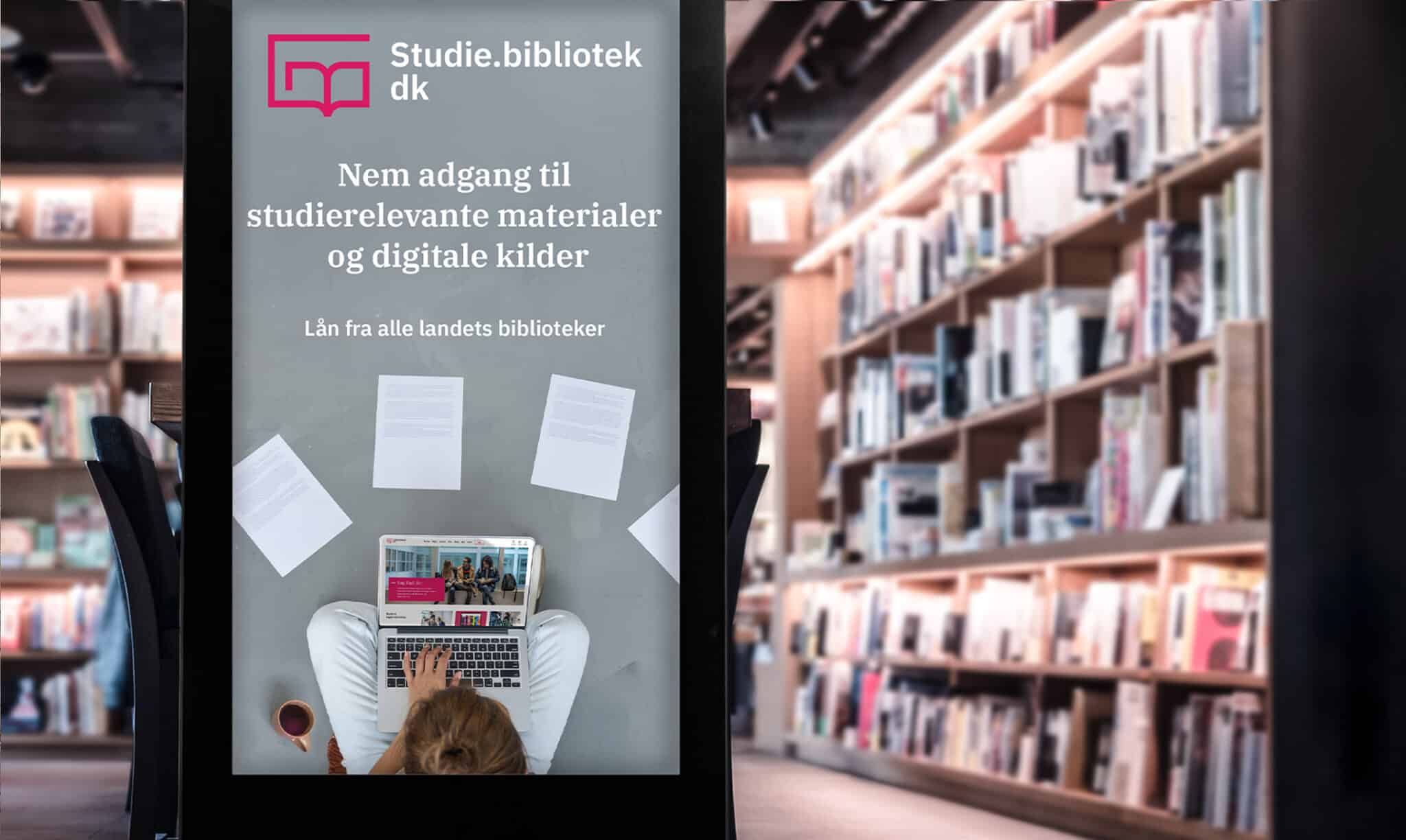 Infoskærm i biblioteksrum