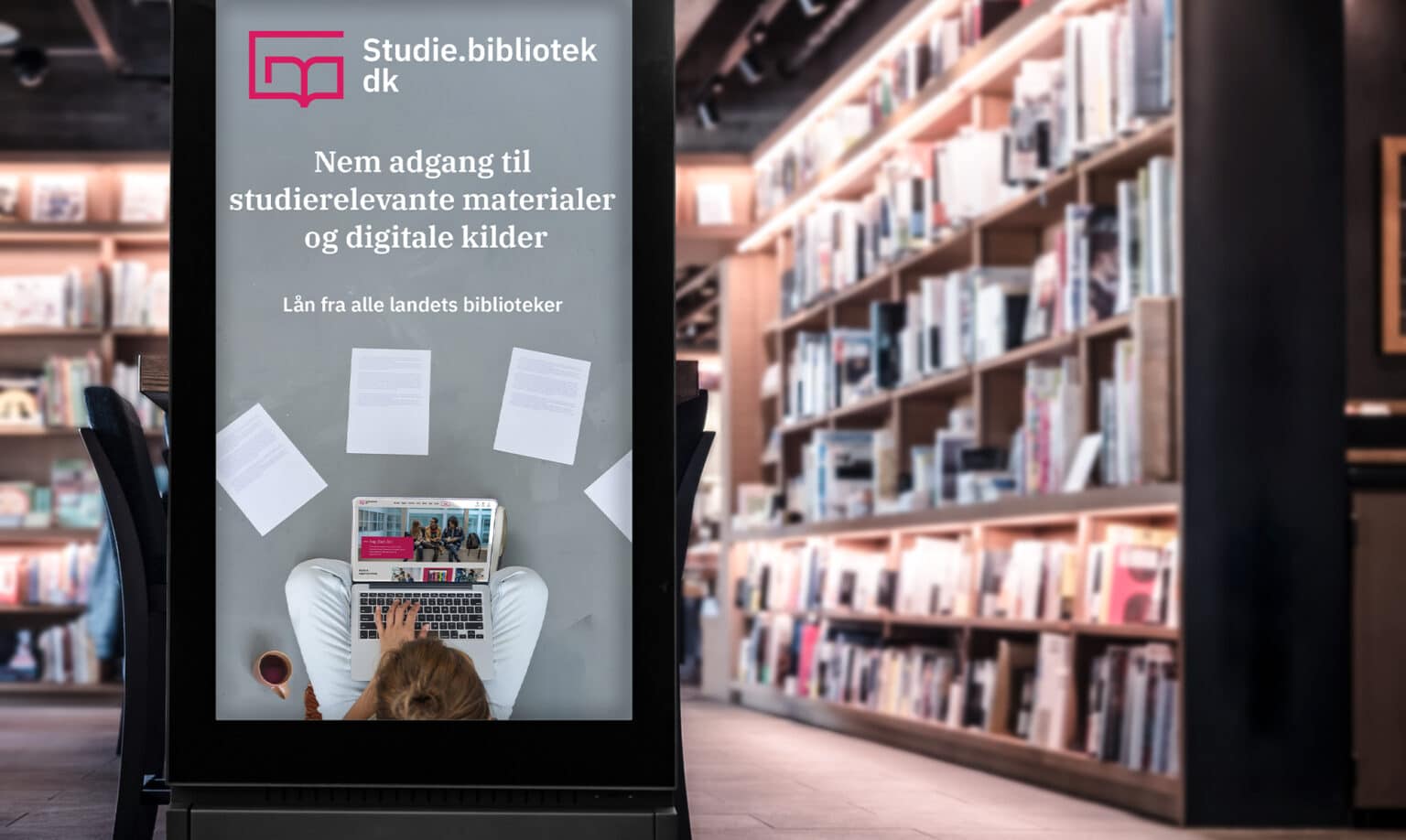PR-materiale på infoskærm i biblioteksrum
